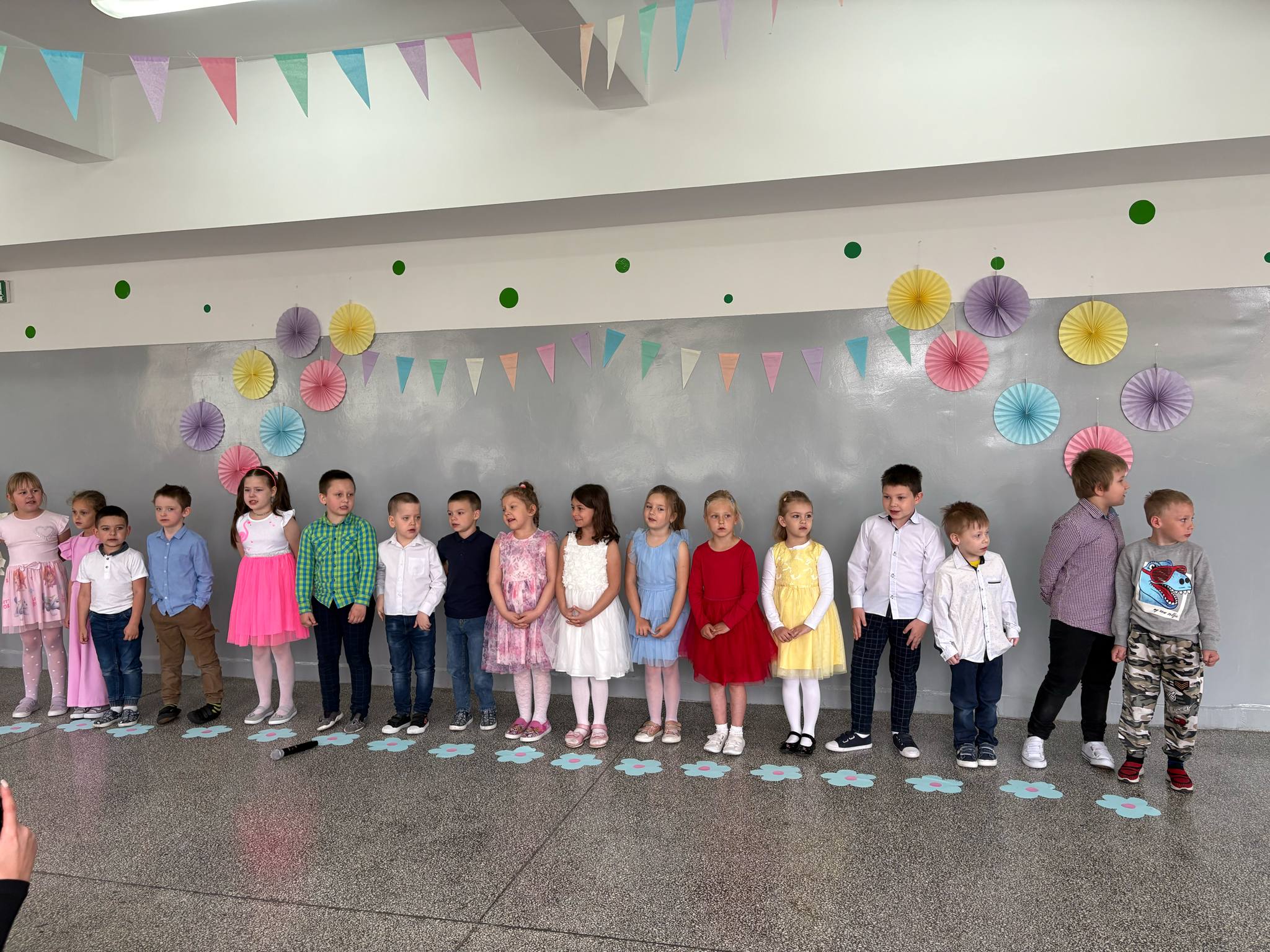 Piękny występ dzieci z oddziału przedszkolnego z okazji Dnia Mamy i Taty